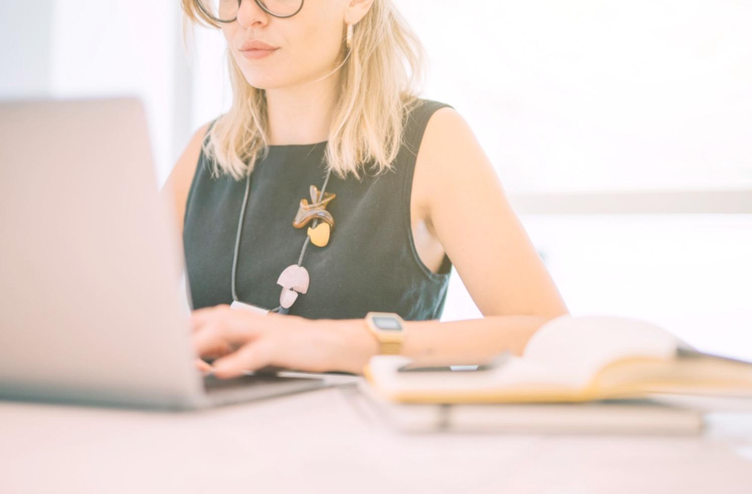 Ambiente di lavoro con strumenti digitali per l'amministrazione